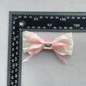 Fiocco in raso rosa fatto a mano con pizzo e cristallo per accessori per capelli DIY