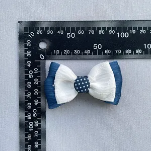 Nœud double couche 7,5cm en tissu côtelé bleu et textile jacquard blanc avec pois