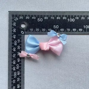 Handgefertigte Schleifen aus Satin in Pink und Blau mit Strasssteinen für DIY-Haarspangen