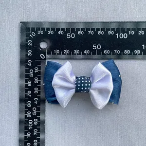 Détail macro d'un nœud en tissu double couche bleu et blanc avec centre à pois de 7,5 cm