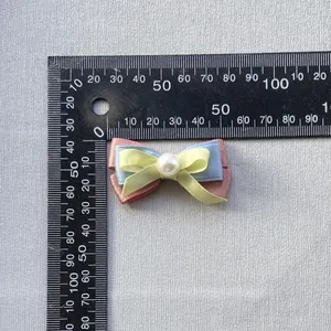 Detalle de lazo de satén de tres capas de 4cm con perla para decorar frascos de DIY