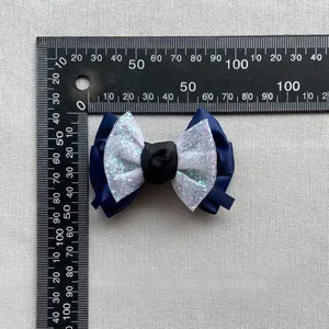 Detail der DIY-Netzschleife mit blauem Band und Glitzertüll zeigt die 80-mm-Größe