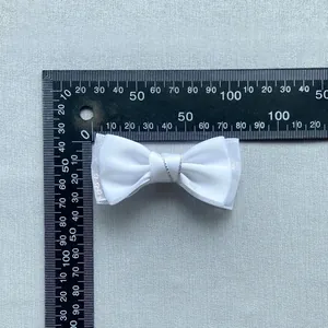 Witte satijnen strik met kant en liniaal, afmetingen 80 mm breedte en 40 mm hoogte