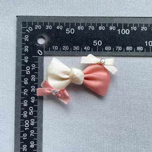 Größenvergleich von Satin-Schleifen-Accessoires mit Lineal für 50mm und 25mm Maße