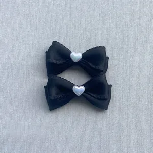 Paia di fiocchi in raso nero con cuori di perla bianca per accessori fai da te