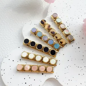 Dettaglio di bracciali modulari Italian Charm in varie finiture colorate e stili