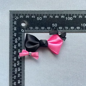 Detailansicht handgefertigter Satinschleifen mit Strass für DIY-Bastelarbeiten