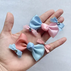 Details handgefertigter Schleifen mit Strasssteinen für DIY-Haarschmuck und Puppen