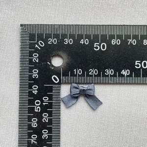 Primer plano de un lazo de cinta de grano grueso de 1,5 cm con regla de medición