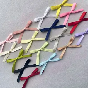 Makroansicht bunter Satin-Schleifen für DIY-Kleidungshandwerk und Zubehör-Dekorationen