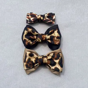 Set detallado de tres pinzas para el cabello con lazo de leopardo y textura de tela de seda