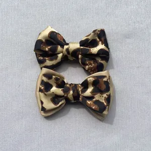 Primer plano de lazos de satén con estampado de leopardo, diseño de doble capa y seda suave
