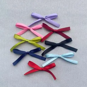Nahaufnahme bunter Mini-Satin-Schleifen für Kleidung und DIY-Haarschmuck Accessoires
