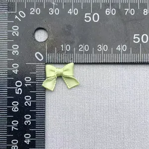 Fiocco in nastro di raso verde pallido da 20mm per fai-da-te misurato su un righello