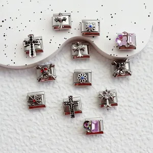 Λεπτομέρεια από DIY ιταλικά charms με γοτθικούς σταυρούς, νεκροκεφαλές και ζιργκόν