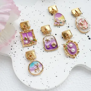 Detail von goldenen italienischen Charm-Armbändern mit Vintage-Perlen- und Blumenemaille