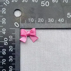 Fiocco in nastro di raso rosa da 20mm su scala per artigianato fai-da-te e regali