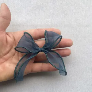 Vue détaillée d'un grand nœud pour cheveux en ruban d'organza bleu marine