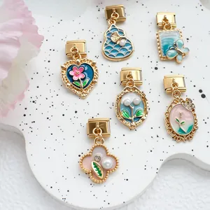Detail von Vintage Gold Italian Charms mit Emaille-Blumen und Perlen für DIY-Armbänder