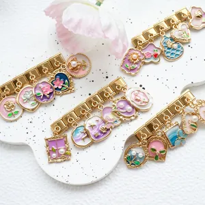 Detailansicht goldener Italian Charm Armbänder mit Emaille-Blumen und Perlen