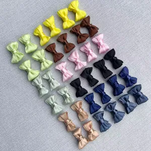 Primer plano de mini lazos de cinta de 1,5 cm en varios colores para manualidades