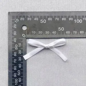 Weiße Satin Schleife Zubehör mit Maßstab gemessen, Größe ca. 4,5 bis 5 cm Breite