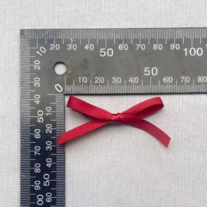 50mm dunkelrote Satin-Bandschleife für DIY-Kleidungszubehör mit Skalenlineal gezeigt