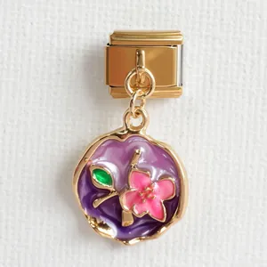 Detail eines goldenen italienischen Charm-Glieds mit lila Emaille und Kirschblüten