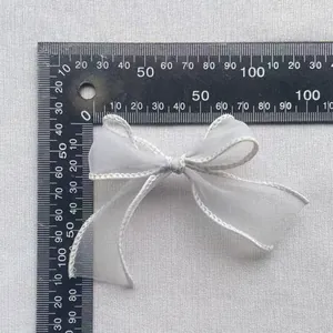 Détail d'un nœud en organza blanc de 50-60mm avec bordure cousue pour accessoires cheveux DIY