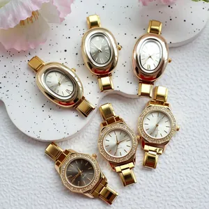Vista piatta di diversi orologi al quarzo eleganti in oro e oro rosa con cinturini a maglie