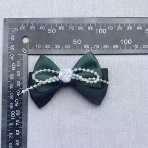 Lazo de cinta verde esmeralda con flor blanca y perlas, escala de medida de 90mm