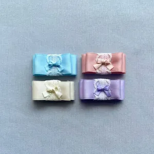 Detail van gelaagde Lolita-strikken met kant in blauw, roze, crème en lavendel kleuren