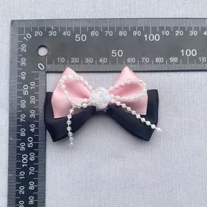 Lazo de satén rosa y negro hecho a mano con rosa de resina blanca y perlas finas