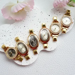 Dettaglio di orologi al quarzo dorati con ghiere in strass e cinturini in metallo