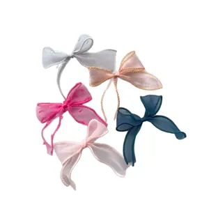 Assortiment de cinq nœuds en ruban organza pour la création d'accessoires de cheveux
