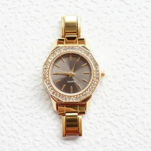 Orologio dorato ottagonale da donna con lunetta in cristallo e quadrante grigio