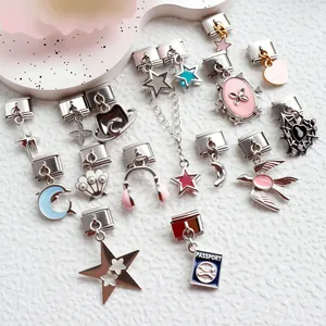 Detailaufnahme der italienischen Charm-Armbänder aus Edelstahl mit bunten Emaille-Anhängern