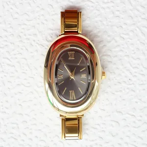 Vista dettagliata di un orologio ovale dorato con quadrante grigio scuro e numeri romani