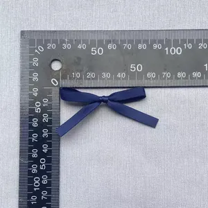 Detailansicht einer 40 mm dunkelblauen Bandschleife mit Lineal zur Größenmessung für DIY