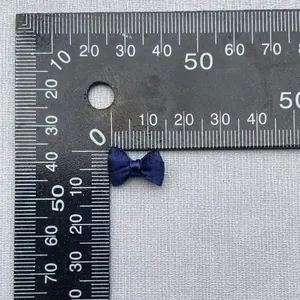Primer plano del lazo de satén azul oscuro de 15 mm que muestra la textura y la escala real