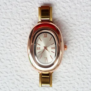 Vista macro del quadrante ovale in oro rosa con numeri romani e cinturino a maglie