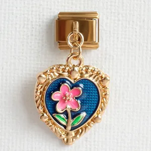 Detail eines italienischen Charm-Glieds mit goldenem Herzrahmen und Blumendekor