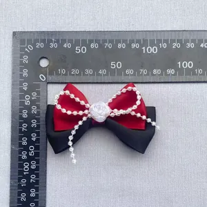 Lazo de satén rojo y negro hecho a mano con rosa de resina y borlas de perlas