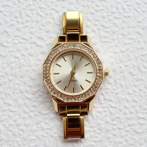 Dettaglio dell'orologio al quarzo dorato con lunetta in cristallo e quadrante champagne