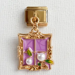 Detail eines italienischen Charms mit lila Emaille, grünen Blättern und weißen Perlen