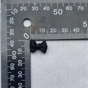 Vista detallada de un mini lazo de cinta negra de 15 mm con escala de medición precisa