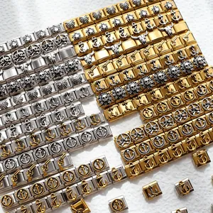 Λεπτομερής προβολή από ιταλικά charms με ανάγλυφα σχέδια νεκροκεφαλής και άγκυρας