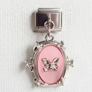 Details des rosa Schmetterlingsanhängers mit Kristallen für italienische Armbänder