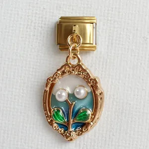 Nahaufnahme des vergoldeten Vintage-Blumenanhängers mit Emaille und weißen Perlen