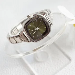Orologio al quarzo quadrato minimalista con quadrante verde oliva e cinturino in metallo